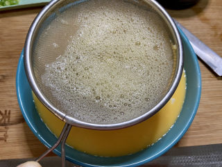 水嫩蒸蛋➕虾皮榨菜豆腐蒸水蛋,过筛两次，第二次过筛直接淋入豆腐的碗中