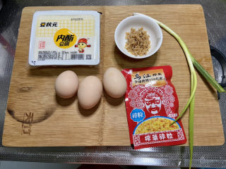 水嫩蒸蛋➕虾皮榨菜豆腐蒸水蛋,食材合照：鸡蛋三个，内脂豆腐一盒，虾皮榨菜碎适量，小葱一根