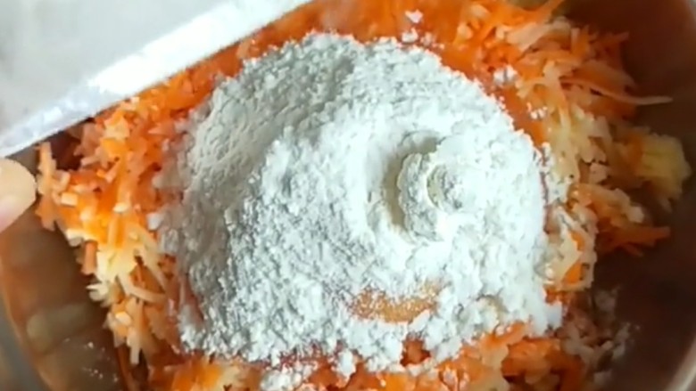 胡萝卜鸡肉饼,倒入胡萝卜土豆，加入适量面粉