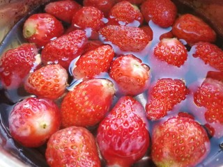 草莓布丁,草莓去蒂，清水里加1小勺小苏打泡5分钟，清水冲洗干净。