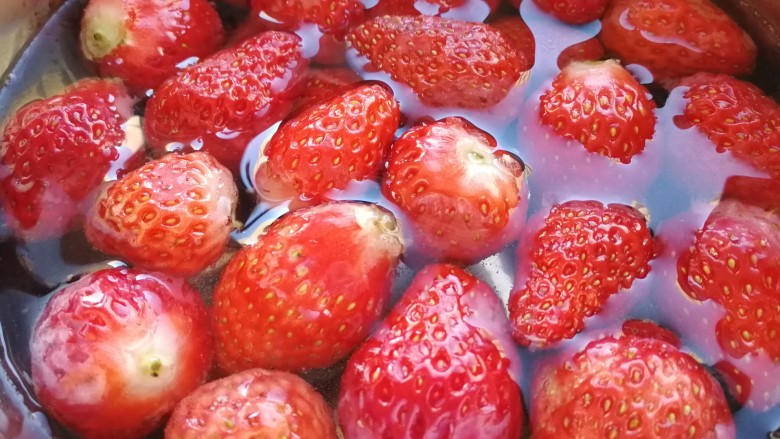 草莓布丁,<a style='color:red;display:inline-block;' href='/shicai/ 592'>草莓</a>去蒂，清水里加1小勺小苏打泡5分钟，清水冲洗干净。