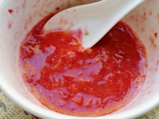 草莓布丁,取6个草莓，随意切成小块儿，用勺子把草莓压碎，成汁。