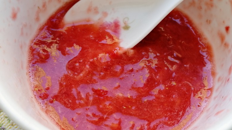 草莓布丁,取6个草莓，随意切成小块儿，用勺子把草莓压碎，成汁。