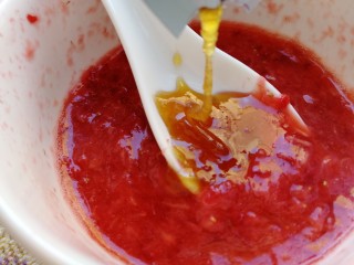 草莓布丁,加入蜂蜜增加甜味，搅拌均匀。