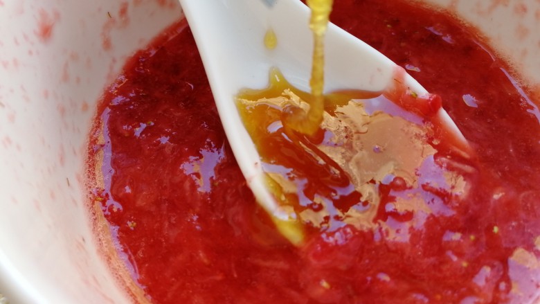 草莓布丁,加入<a style='color:red;display:inline-block;' href='/shicai/ 865'>蜂蜜</a>增加甜味，搅拌均匀。