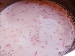 草莓布丁,把蜂蜜草莓汁加到牛奶里，搅拌均匀。（带点果肉也没关系）