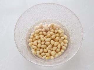 山药炖排骨,干黄豆洗净加入清水，浸泡5-8小时至豆粒体积涨鼓。