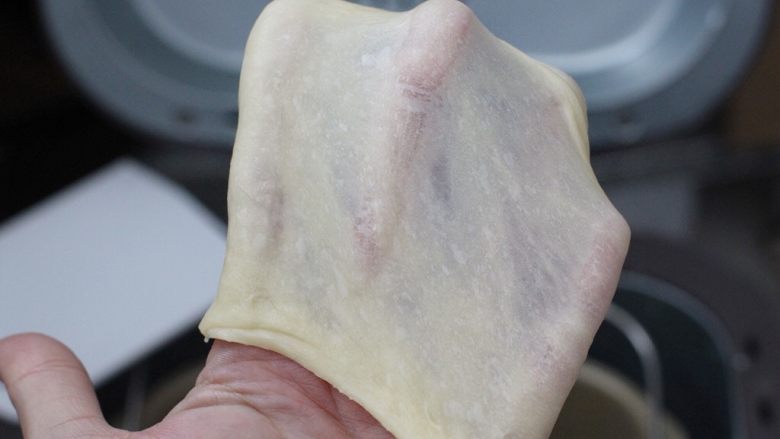 奶香小面包,即可以扯出透明而又结实的手套膜。