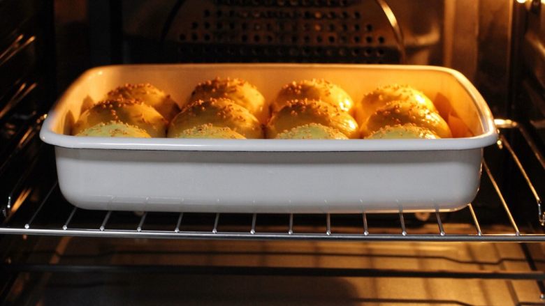 奶香小面包,烤箱提前上下火170度预热，将烤盘放进中层烤25分钟左右，表面上色后要加盖锡纸以免烤过火。