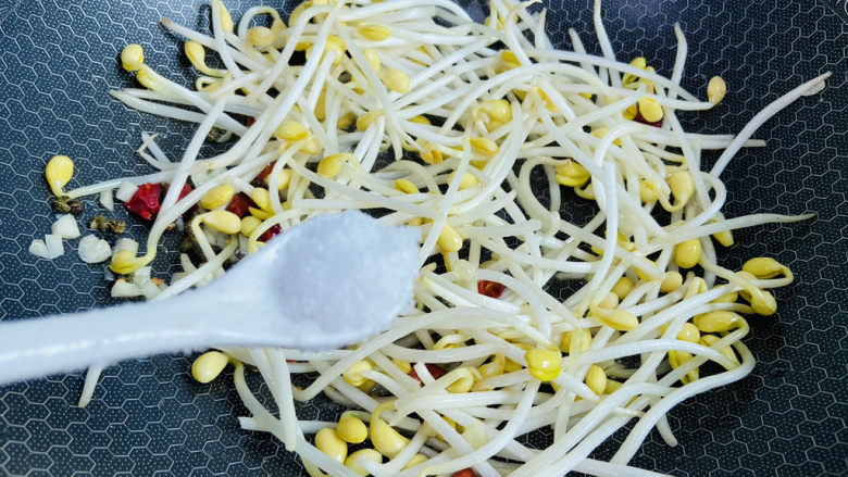 干煸黄豆芽,根据个人口味加入适量盐