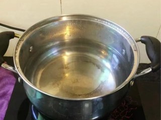 黄瓜拌面,汤锅内烧开一锅水