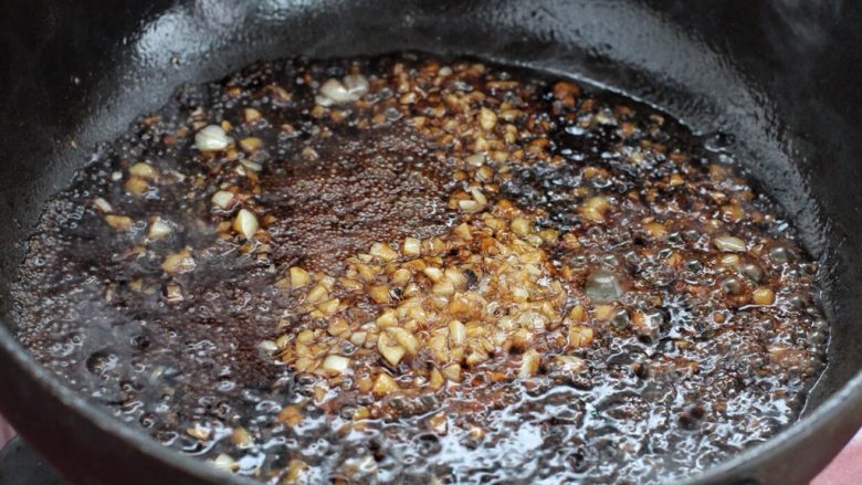 煎酿辣椒,接着将调味汁倒进锅中，小火煮至沸腾状态。
