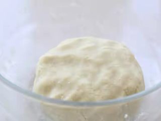 芝麻红薯饼,接着分少量多次地放入糯米粉，用筷子搅拌均匀，再揉成不粘手的软面团。