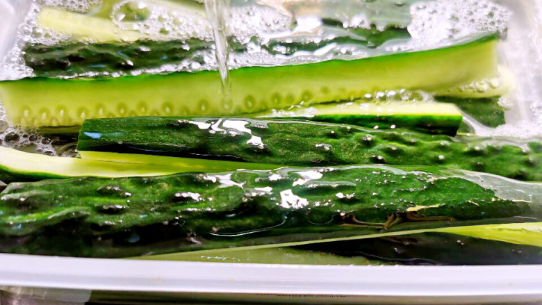 黄瓜泡菜,用凉白开冲去苦水，生食的菜肴，不可用生水冲洗，不卫生