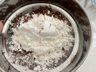可可戚风蛋糕,过筛低筋面粉进去。