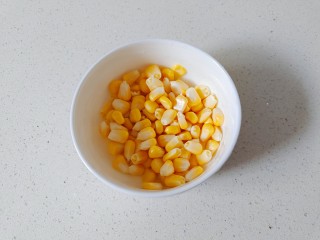彩蔬火腿丁,玉米剥下玉米粒放在碗中，用清水冲洗一下沥干水分备用