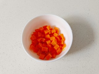 彩蔬火腿丁,胡萝卜去皮清洗干净，切成胡萝卜丁