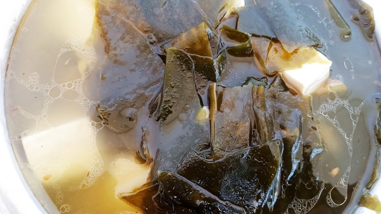 海带豆腐汤,大概10分钟后，加入适量食盐和鸡汁调味即可。