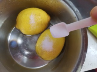 柠檬蜂蜜水,柠檬先加入适量的盐，搓洗干净，然后再清洗一遍