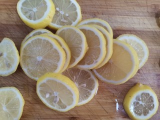 柠檬蜂蜜水,再柠檬切成薄片