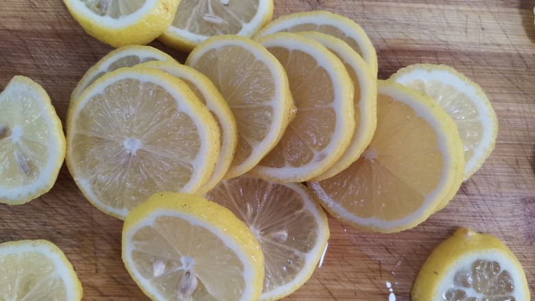 柠檬蜂蜜水,再柠檬切成薄片