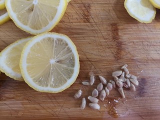 柠檬蜂蜜水,用勺子把柠檬片上面的籽去掉，因为上面的籽是苦的