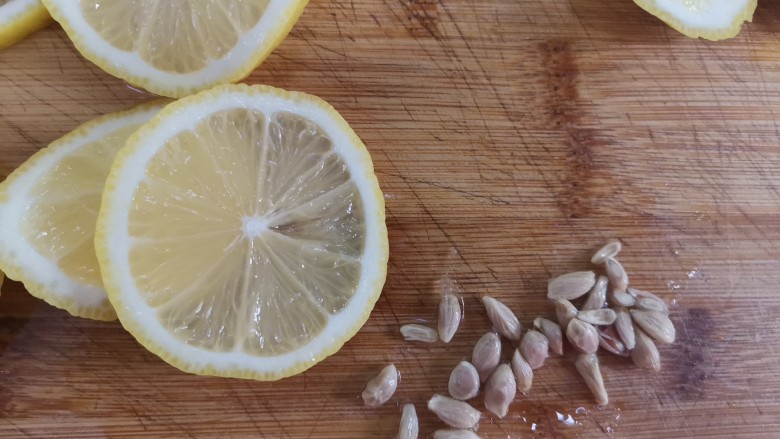 柠檬蜂蜜水,用勺子把柠檬片上面的籽去掉，因为上面的籽是苦的