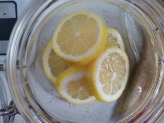柠檬蜂蜜水,在容器底部铺一层柠檬片