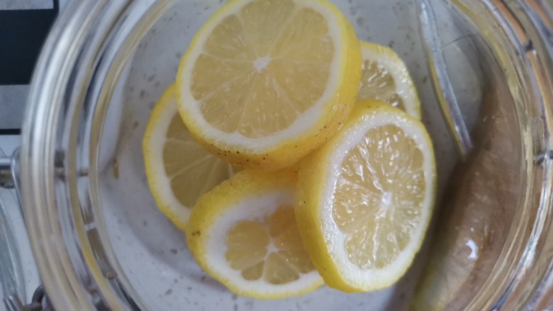 柠檬蜂蜜水,在容器底部铺一层柠檬片