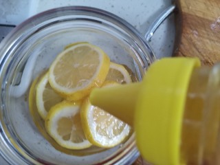 柠檬蜂蜜水,加一层蜂蜜，再铺一层柠檬片，然后再加一层蜂蜜
