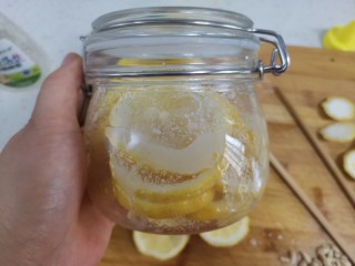 柠檬蜂蜜水,如此重复操作，直至柠檬片装满罐子，密封起来
