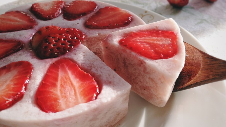 草莓布丁,密封冷藏，凉透凝固脱模后即可食用。