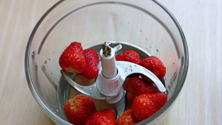 草莓布丁,洗干净的草莓放入绞肉机中。