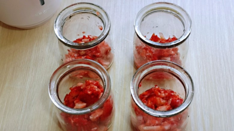 草莓布丁,草莓碎，倒入消毒的布丁瓶中。