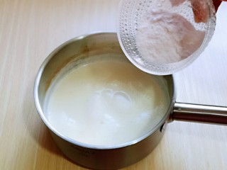 草莓布丁,煮沸的椰奶离火，倒入白凉粉。