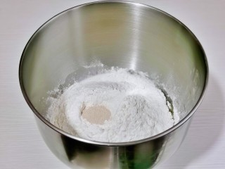 奶香 小面包,再加入高筋面粉，最后加入酵母粉，启动厨师机2档揉面一个小程序。