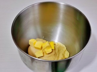 奶香 小面包,面团扩展阶段加入软化的黄油，4档揉面。