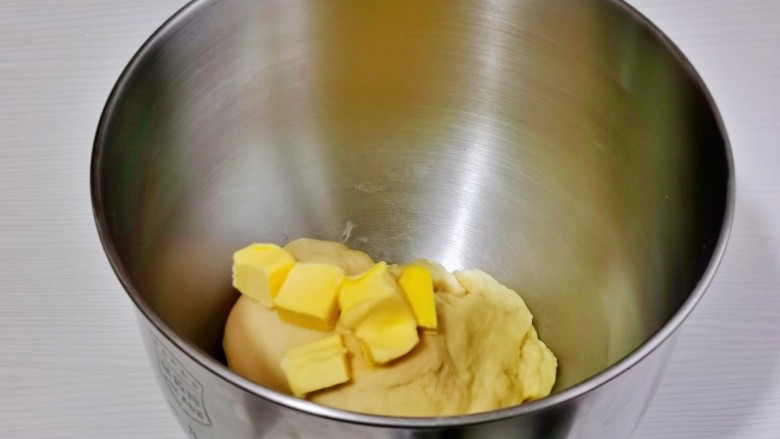 奶香 小面包,面团扩展阶段加入软化的黄油,4档揉面