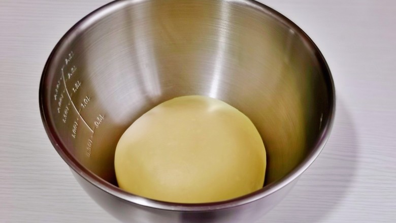 奶香 小面包,取出揉圆放入器具中。