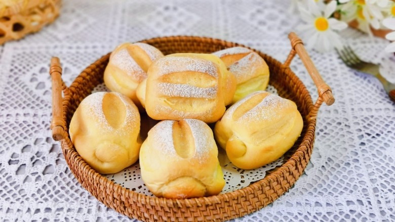 奶香 小面包,取出振几下烤盘，面包晾凉即可食用。