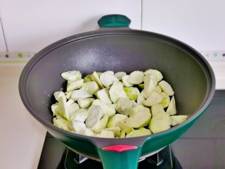 蒜香茄条,起油锅，加入茄子，中火煎至微焦盛出。