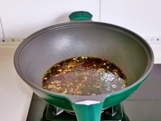 蒜香茄条,倒入调好的酱汁烧开至浓稠。