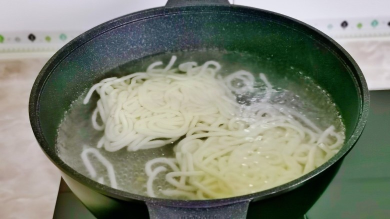 小白菜肉丝面,锅中加入水烧开，加入盐再下面。