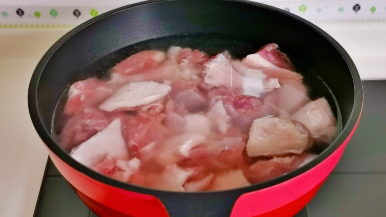 子姜焖鸭煲,焯水：冷水下锅大火烧开煮3分钟捞出洗净。