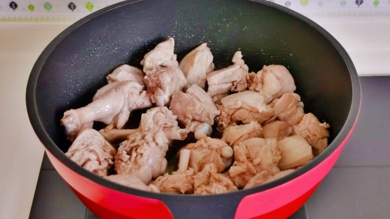 子姜焖鸭煲,起油锅加入鸭块煎至微黄盛出备用。