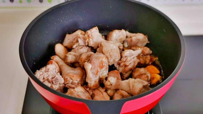 子姜焖鸭煲,加入煎好的鸭块。