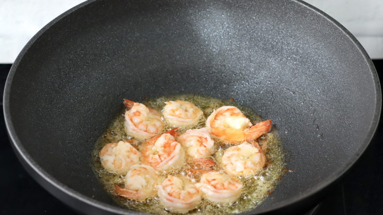 低卡西兰花木耳炒虾仁,煎至两面变色出虾油盛出。