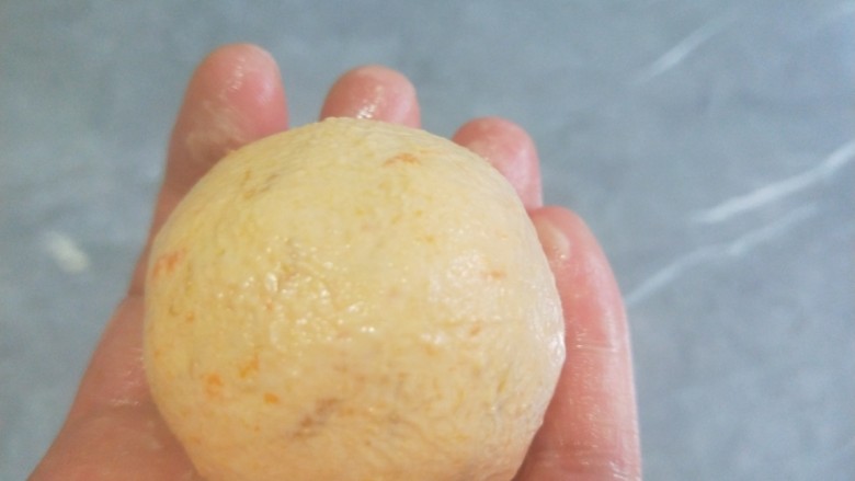 芝麻红薯饼,手沾水包成小圆球。