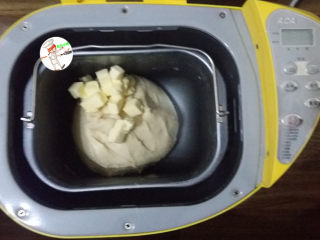 奶香小面包,一个揉面程序结束后，加入软化的黄油