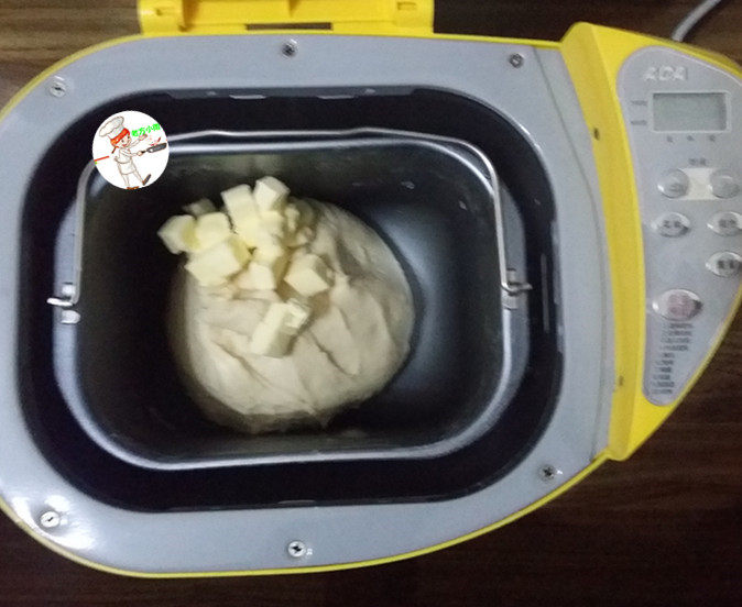 奶香小面包,一个揉面程序结束后，加入软化的黄油